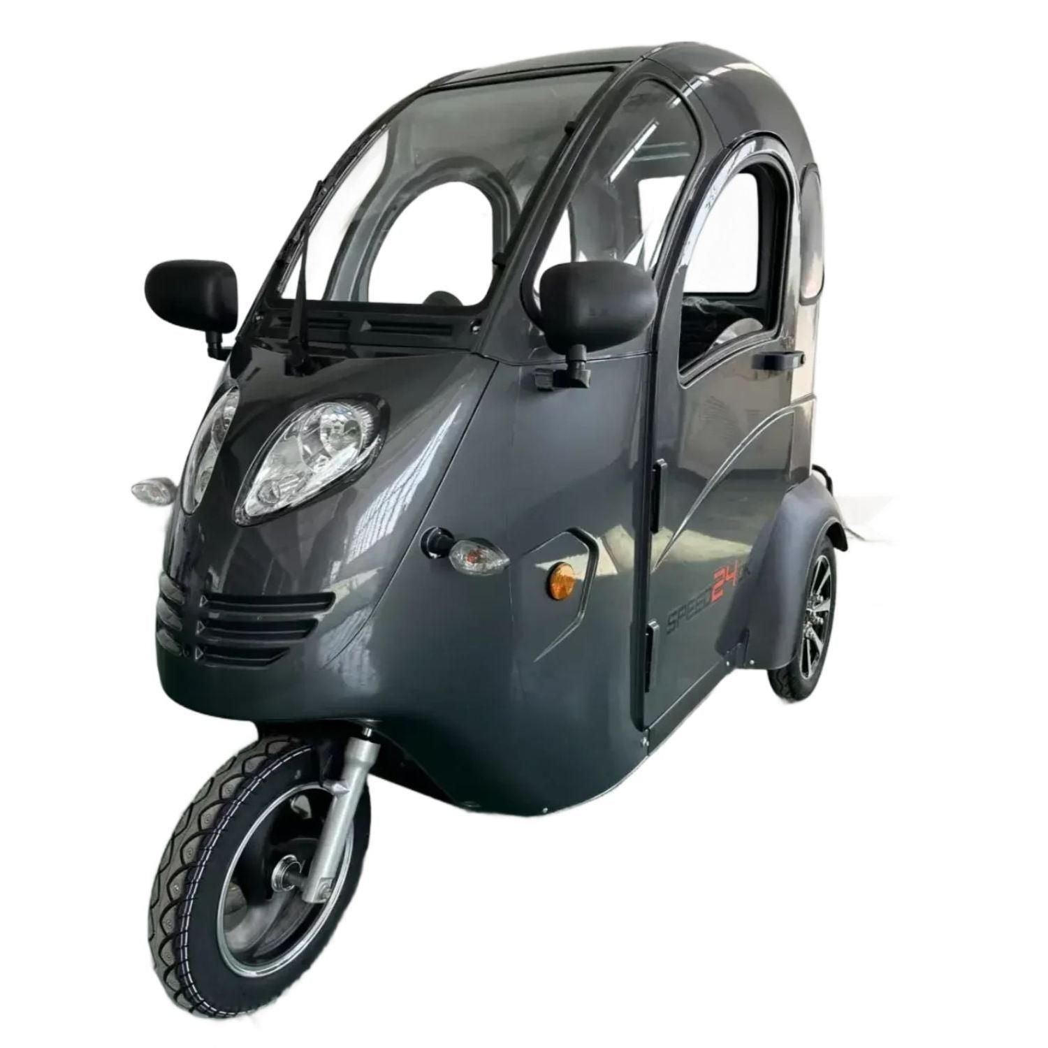 Grå GreenCab kabinescooter med lukket kabine set forfra